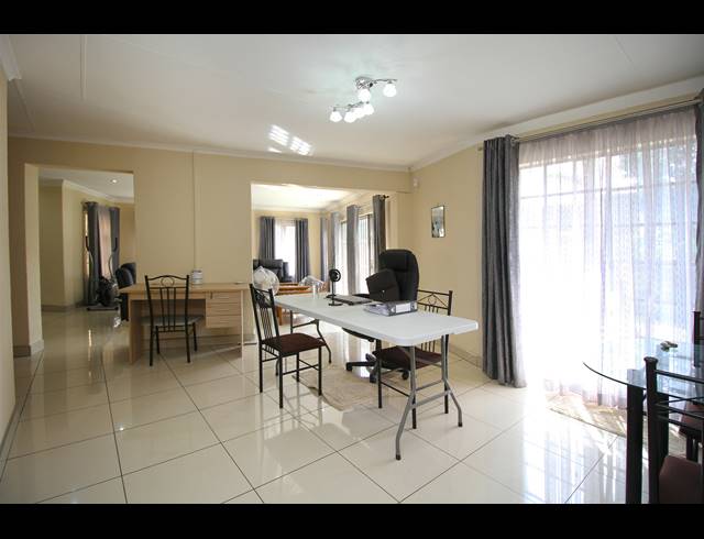 5 BEDROOM HOUSE FOR SALE IN BLOUBOSRAND